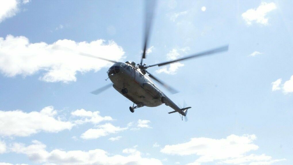 Вертолет санавиации в Прикамье забрал пациента прямо на дороге. Видео
