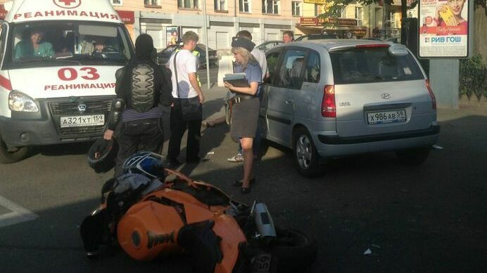 На Комсомольском проспекте автомобиль сбил двух скутеристов