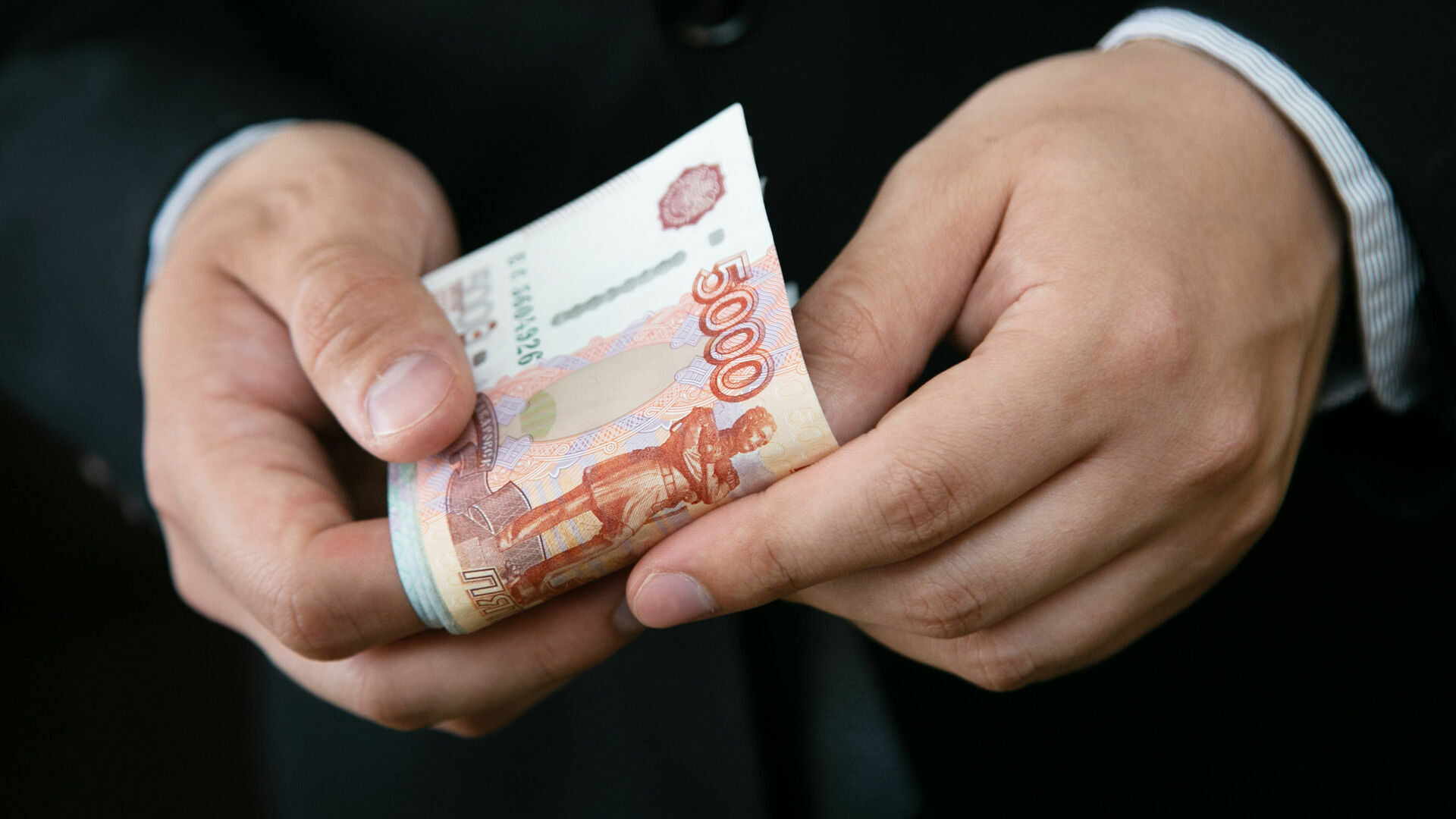 Гендиректору завода в Прикамье предлагали взятку в 3,55 миллиона рублей