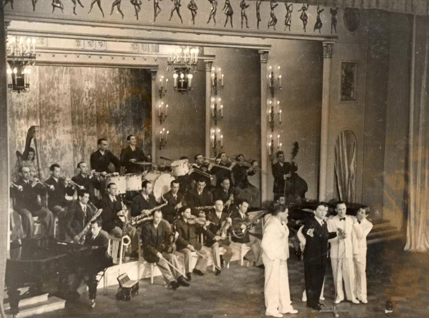 Генрих Терпиловский с джаз-оркестром Л.О. Утесова на сцене во время выступления в Перми. 1955 год.