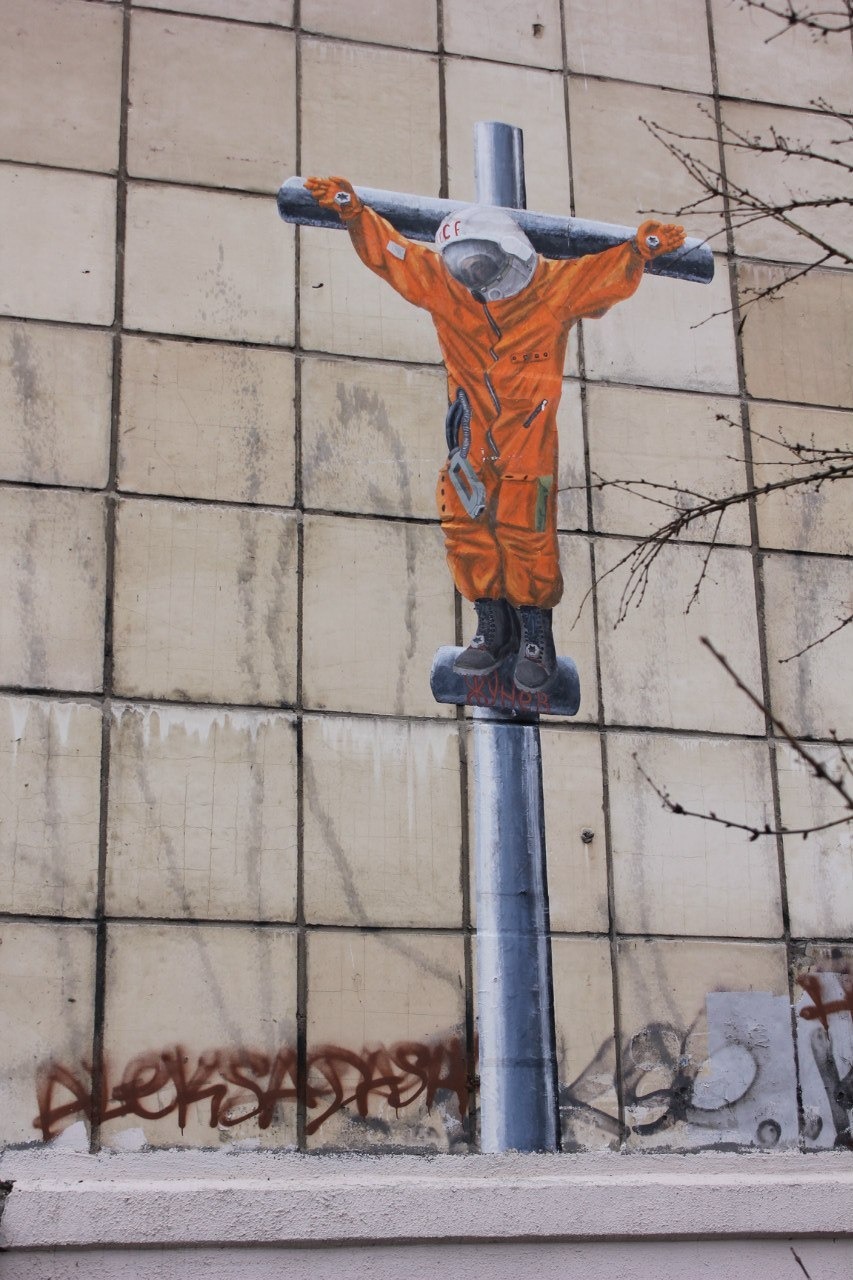 12 апреля 2015 года на стене дома по ул. Куйбышева появилось граффити «Гагарин. Распятие». На тот день выпали сразу два праздника: день Космонавтики и Пасха