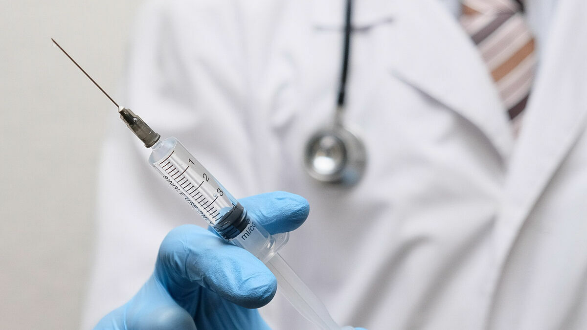 Инфекционист рассказал о мерах предосторожности после первой прививки от коронавируса