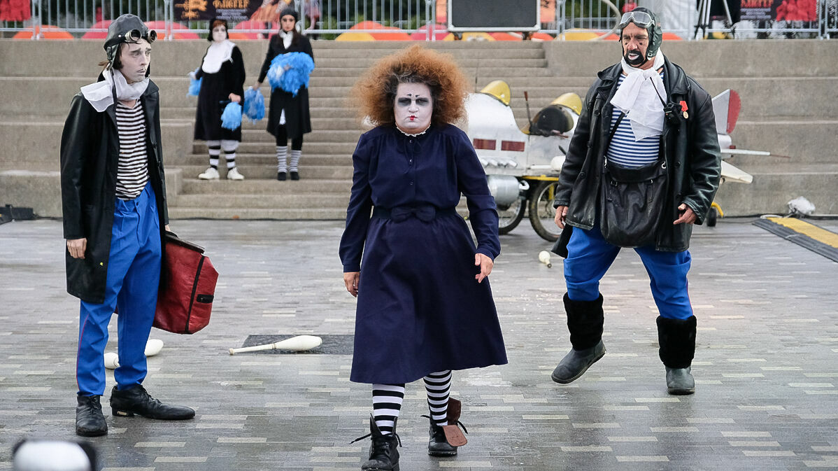 В Перми открылся фестиваль уличных театров «Флюгер». Это было странно, мокро и малолюдно