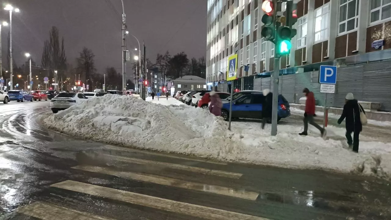Наледь и снежные валы высотой в метр. Так в Перми убирают улицы от снега
