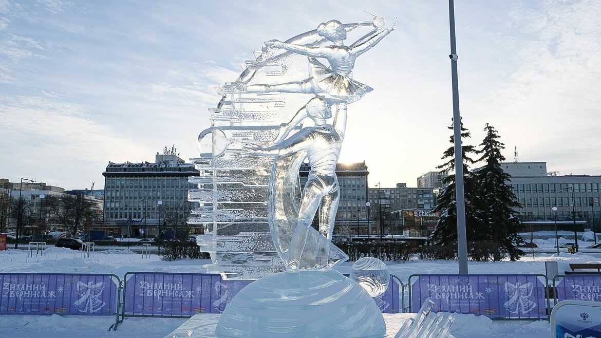 В центре Перми построили огромные скульптуры изо льда в честь 300-летия. Фоторепортаж