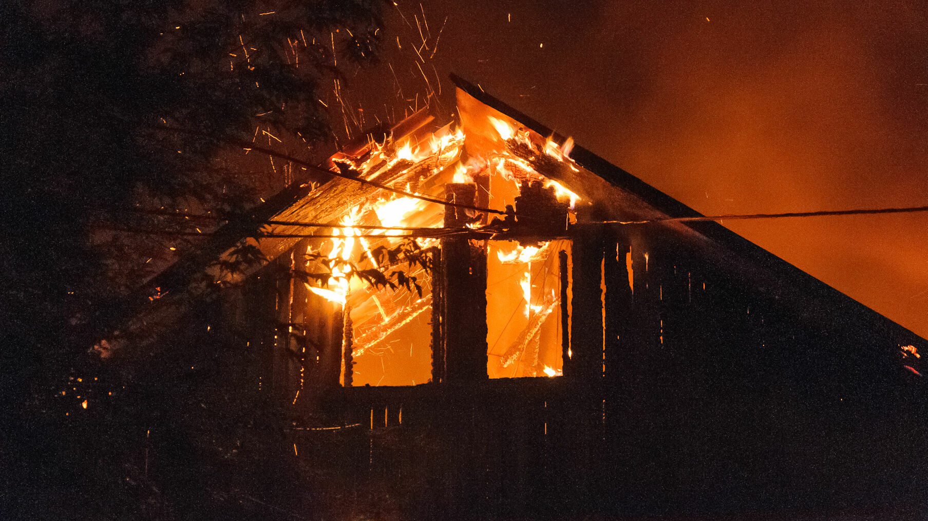 На страшном пожаре в Прикамье сгорели три человека