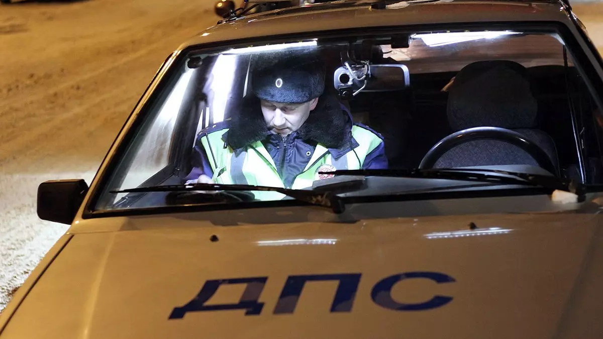 В Суксуне пьяный водитель избил полицейского прямо на дороге