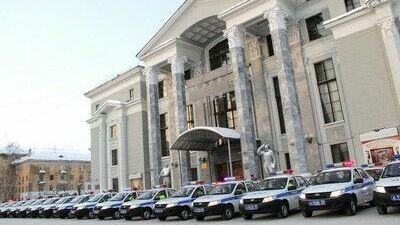 «Парад» полиции у ДК Солдатова: ключи от 140 новых машин получили!