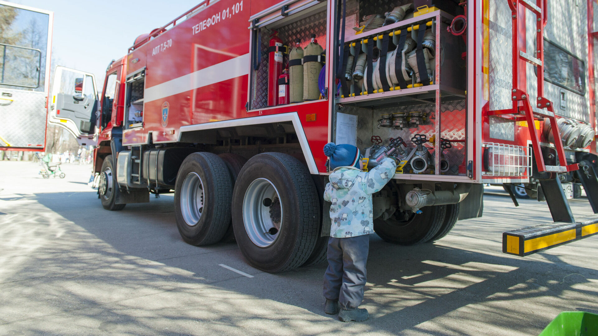 В центре Перми детям показали, как работают пожарные. Фоторепортаж