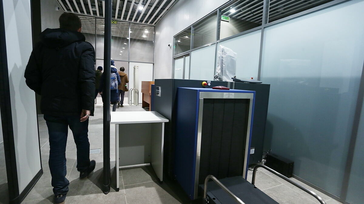 В аэропорту «Большое Савино» у пассажира авиарейса Пермь-Тбилиси изъяли 8 тысяч долларов