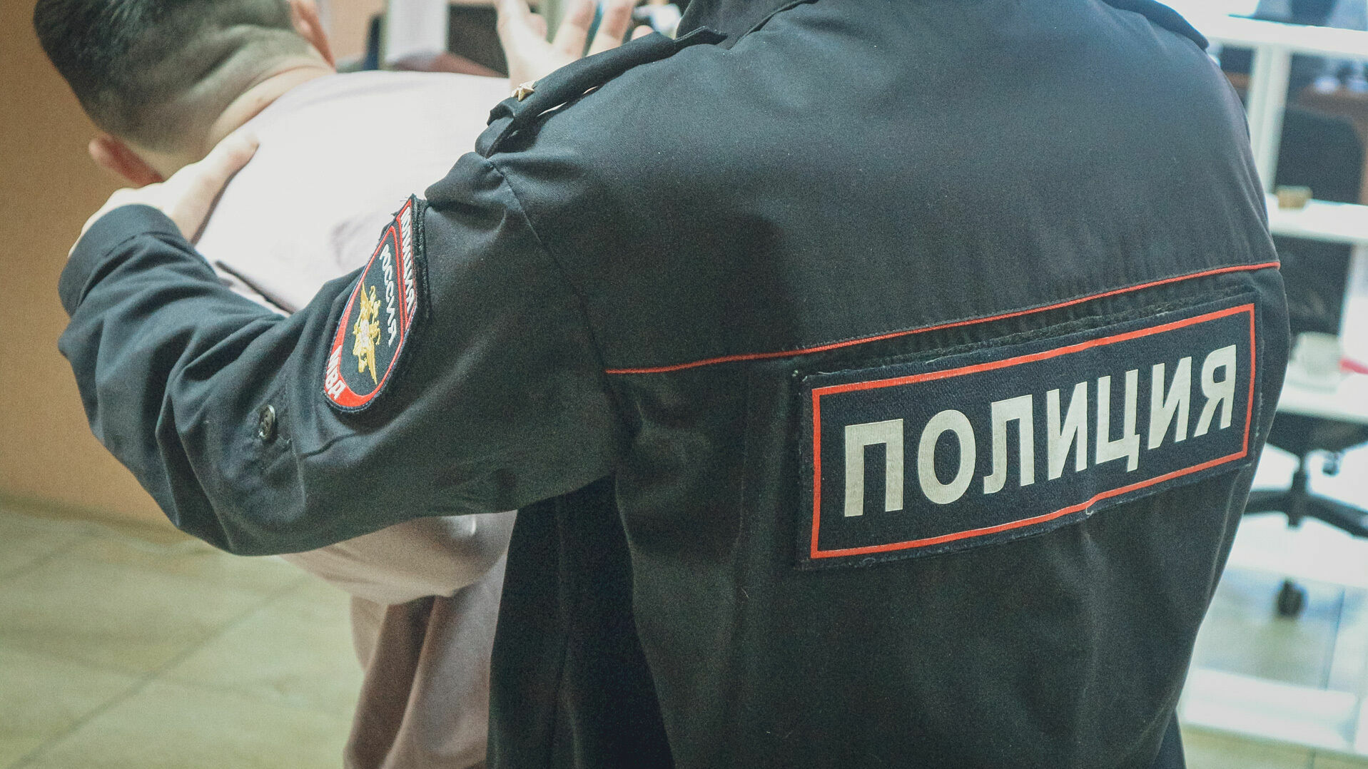 В Перми полицейский приехал на вызов спасать ребенка, но получил удар в лицо
