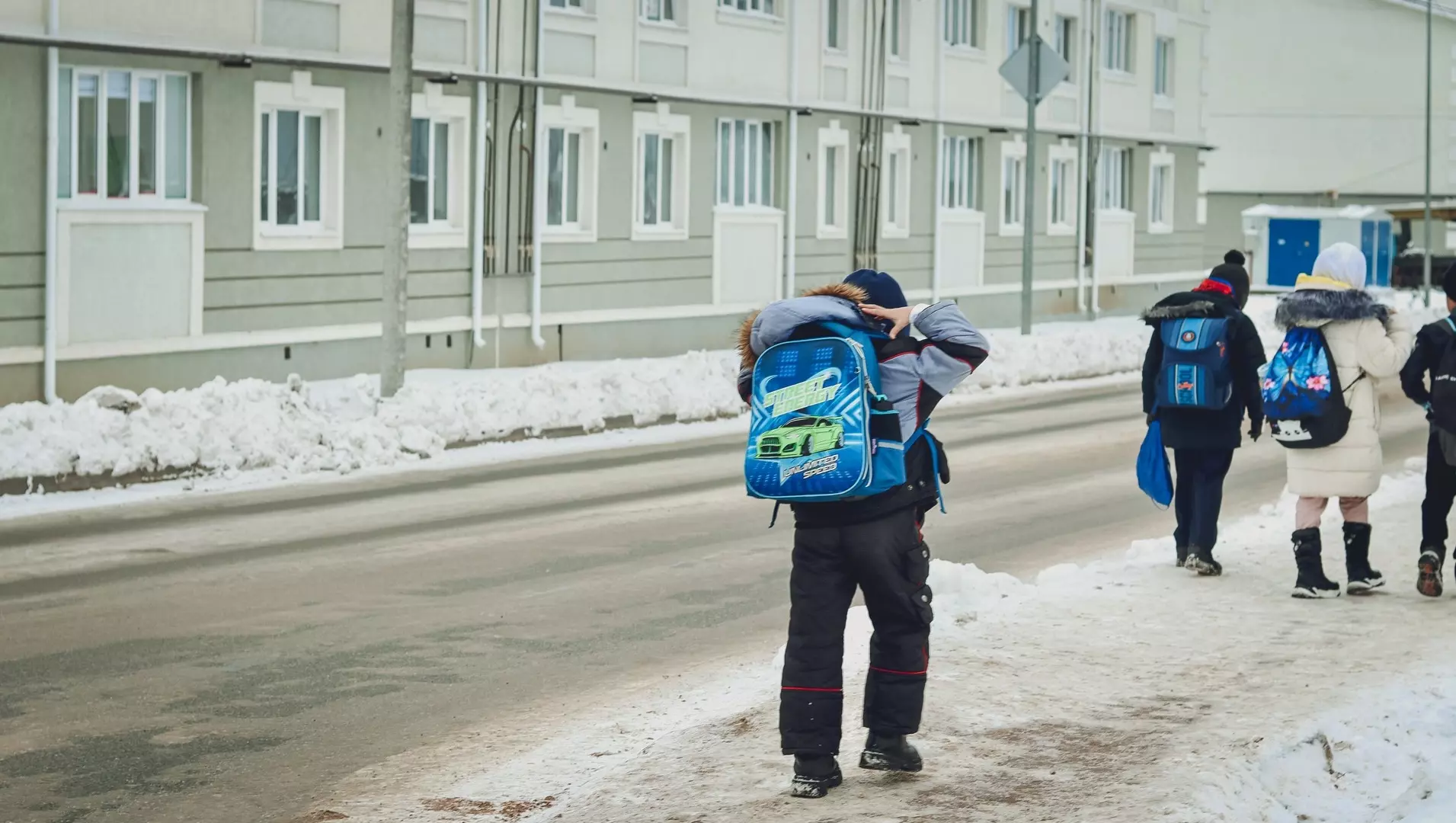 Похолодание в Прикамье заставляет задуматься, отправлять ли ребенка в школу.