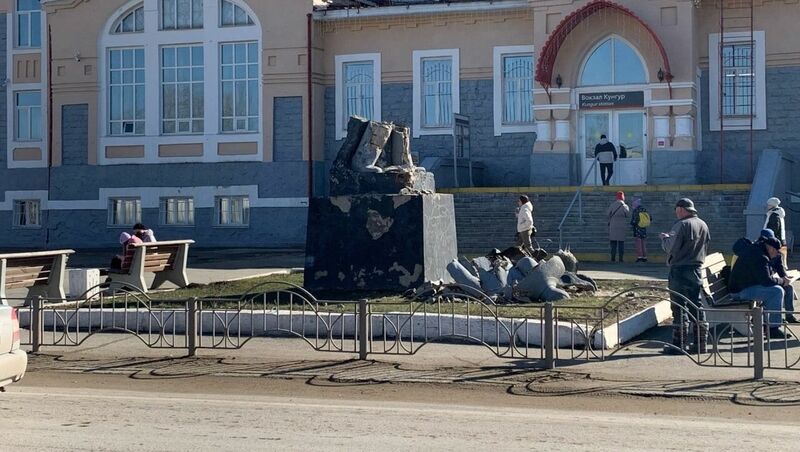 В Кунгуре на глазах людей рухнул памятник Ленину