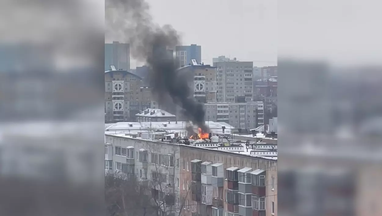 В Дзержинском районе Перми на крыше дома заметили пламя