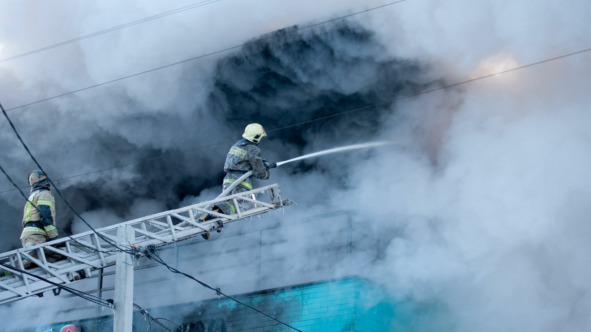 В Старый Новый год пермские пожарные спасли двоих человек из горящей квартиры