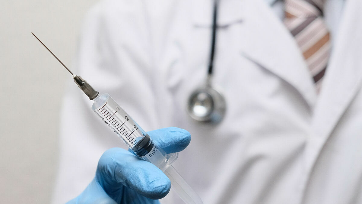 В Тюменскую область привезли более 21 тысячи доз вакцины от коронавируса