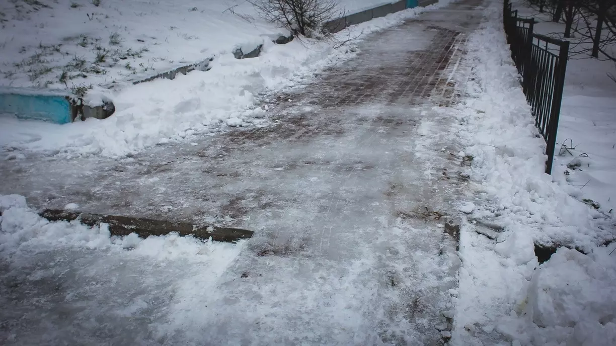 В Перми начали обработку дорог и тротуаров противогололедными реагентами