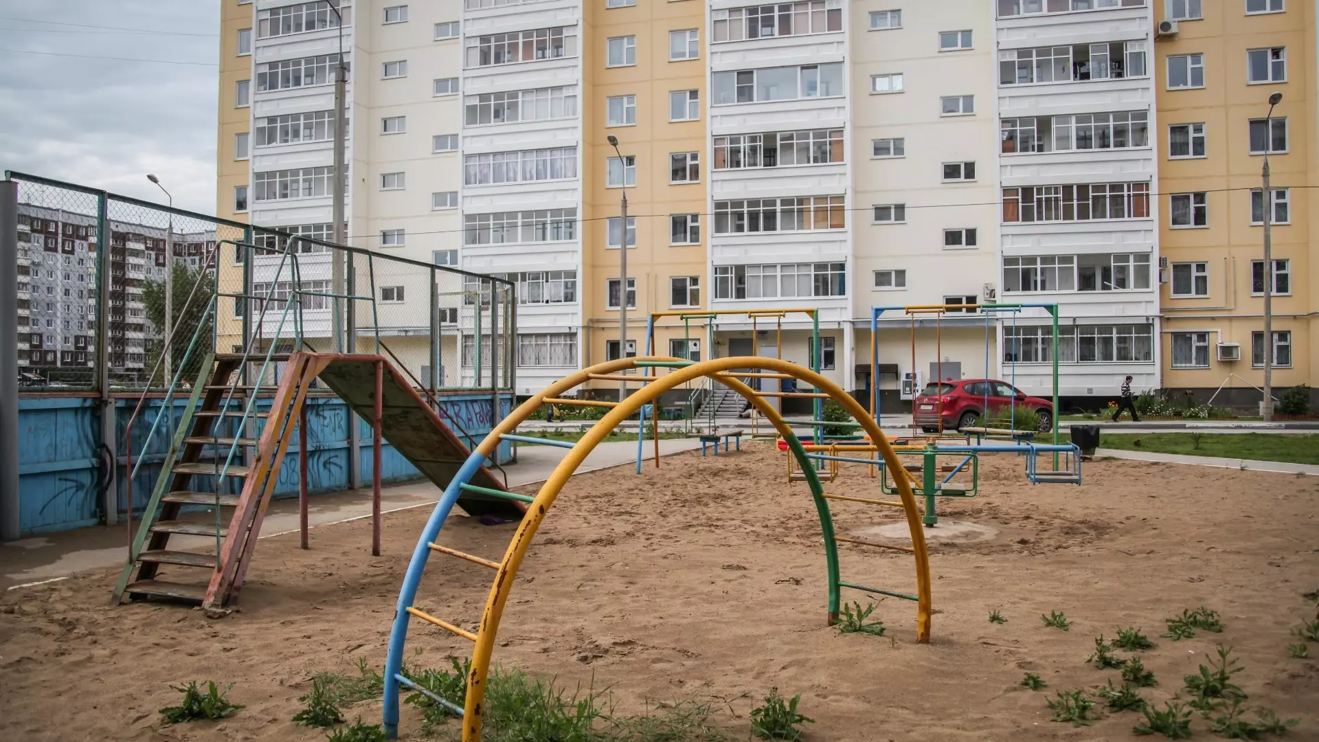 Только штрафы заставили александровских чиновников отремонтировать детскую площадку