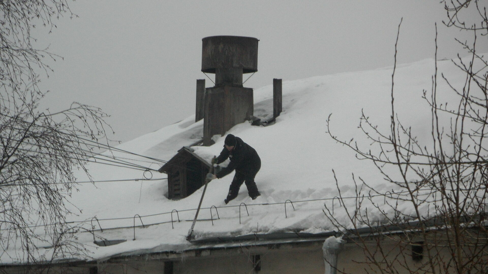 Власти Перми начали проверять качество уборки снега и льда с крыш домов