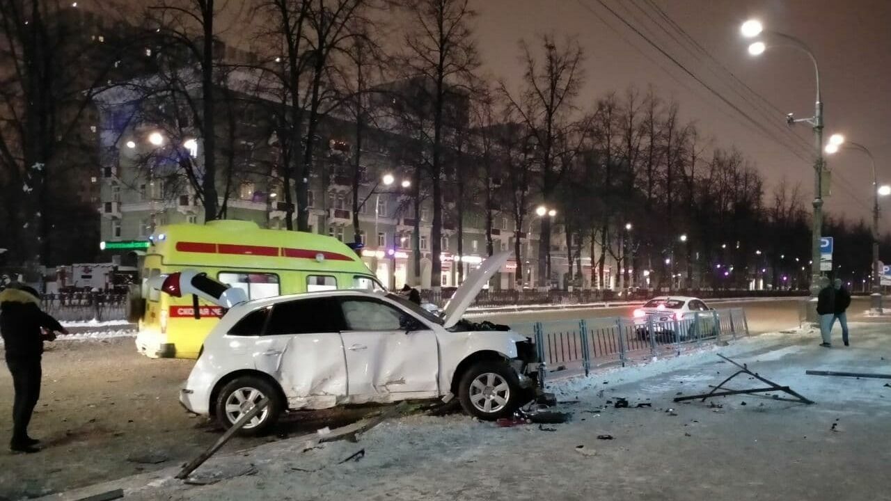 Пассажирка такси серьезно пострадала в ночном ДТП в центре Перми