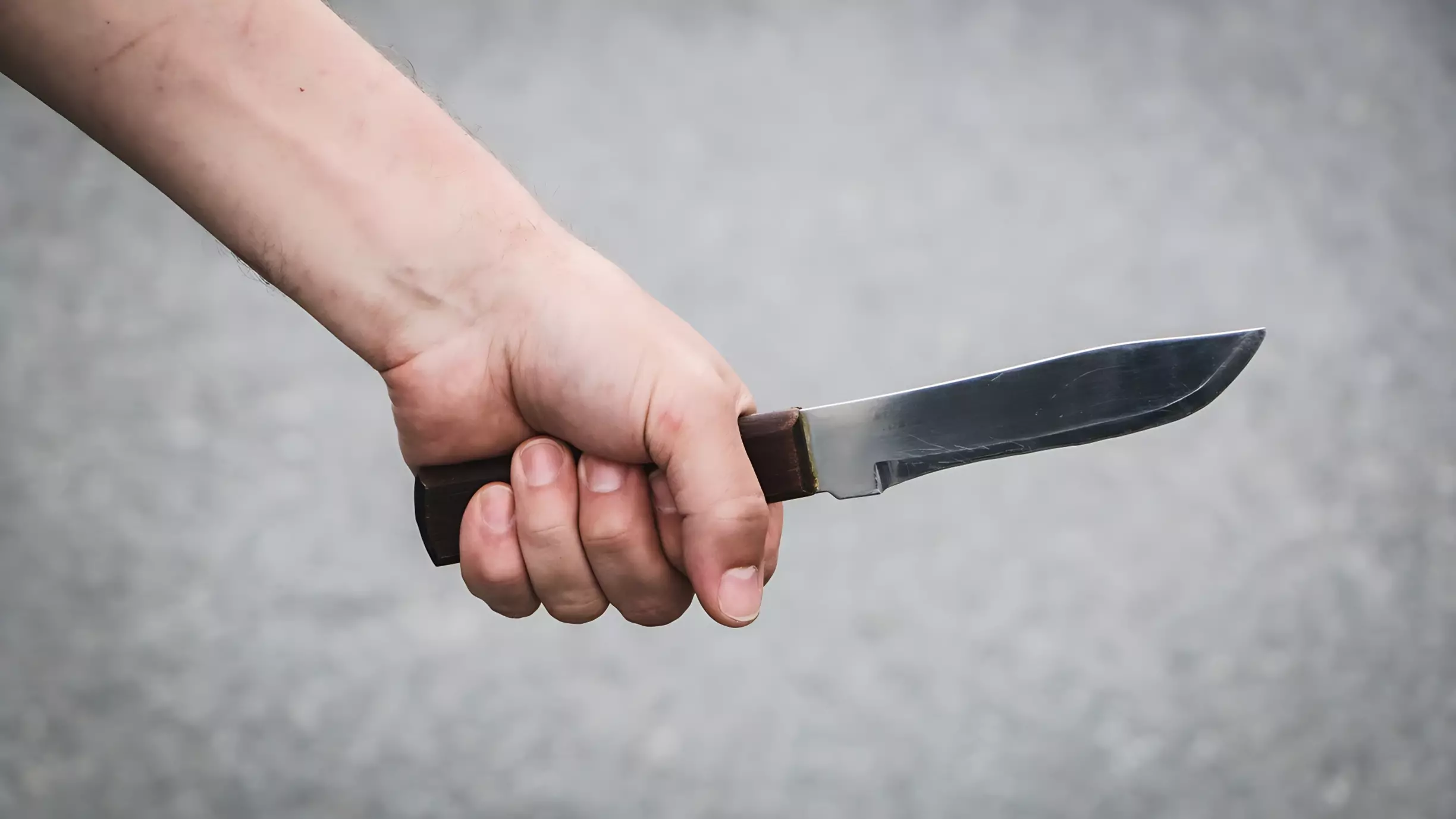 По двору на улице Нейвинской в Перми бегал голый мужчина с двумя ножами