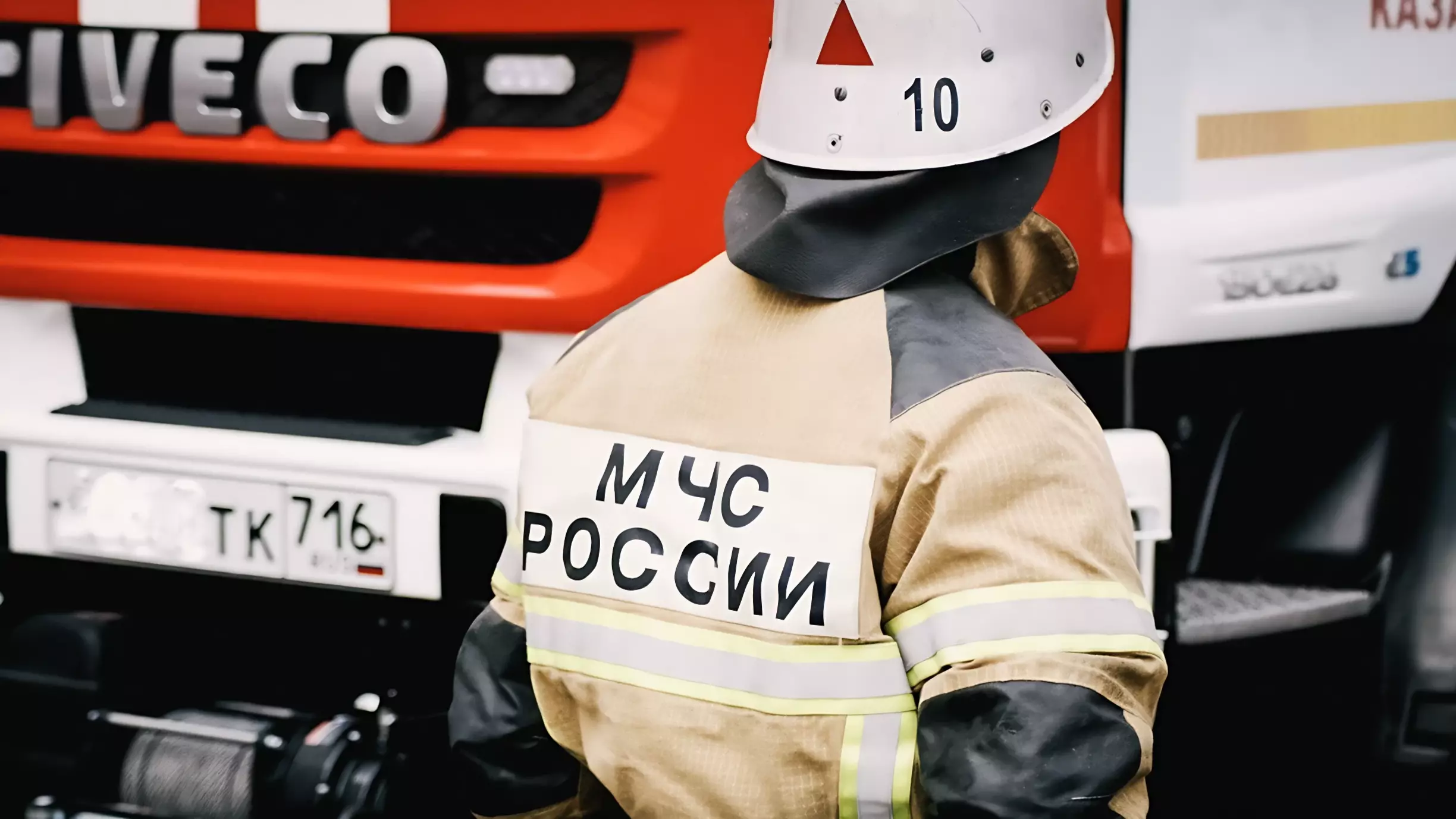 В Перми из-за легковушки пожарная машина попала в ДТП и едва не сбила девушку